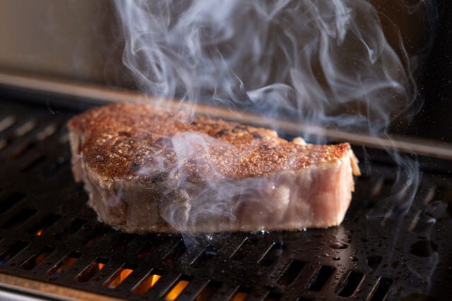 自らシェフとなりステーキを仕上げる体験